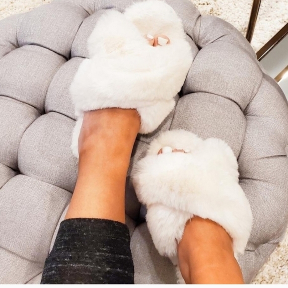 🤩New fur fluffy slippers size Medium fits "7, 8.5" - Picture 1 of 12